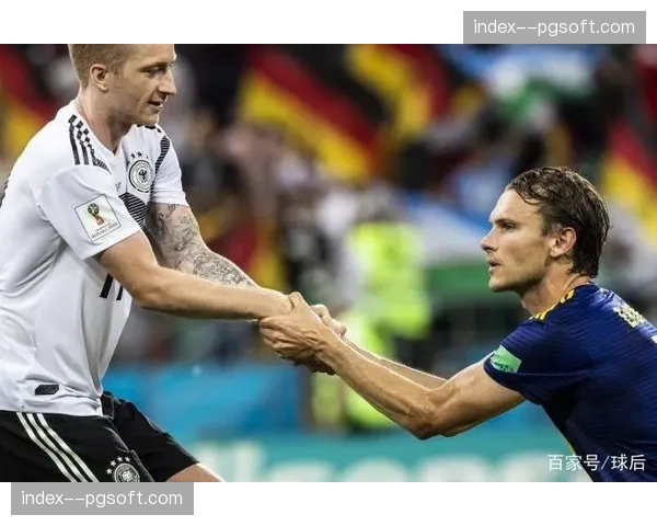 告别时刻临近？现场镜头捕捉到罗伊斯替补席落寞神情